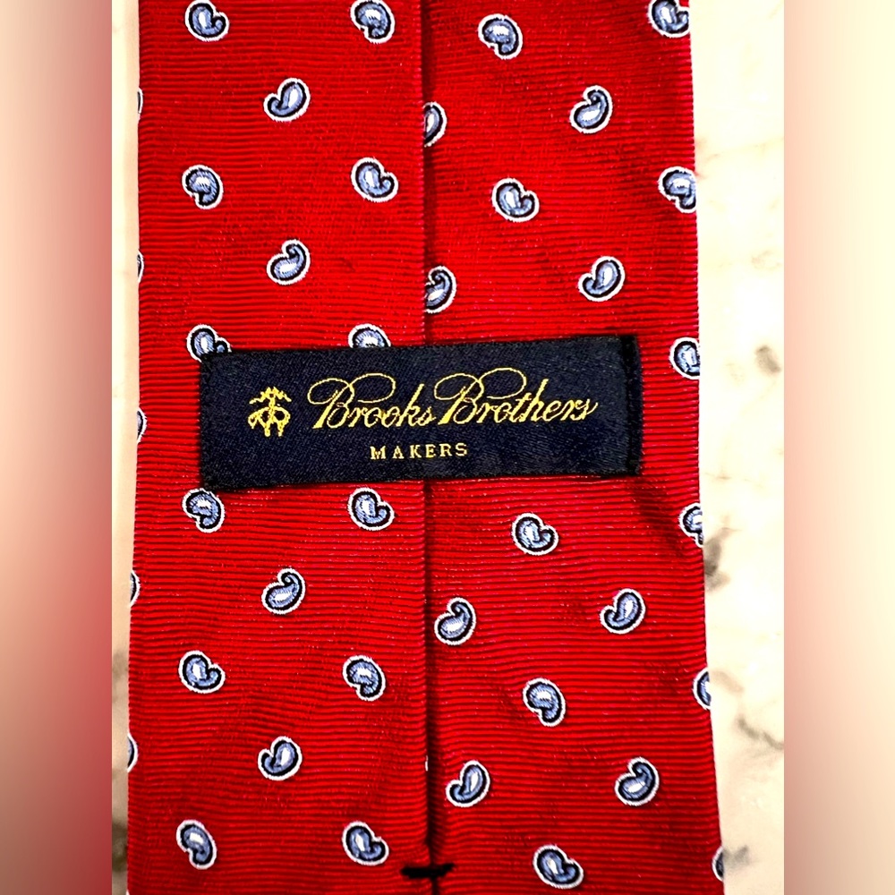 Brooks Brothers mens 100% silk handmade tie.